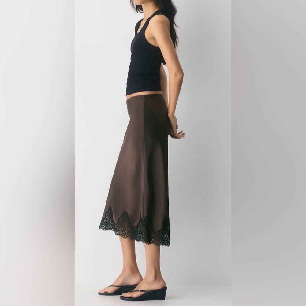 Aritzia Wilfred
Henrietta Satin Skirt - Picture 3 of 5